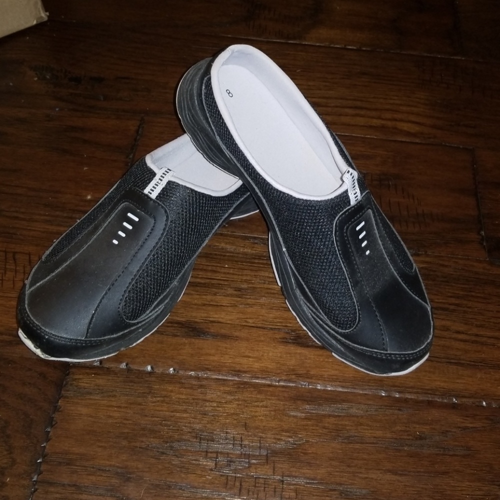 Womans size 8 slip on sneaker shoe